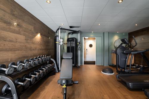 a gym with a bunch of equipment in a room at Hotel Åregården in Åre