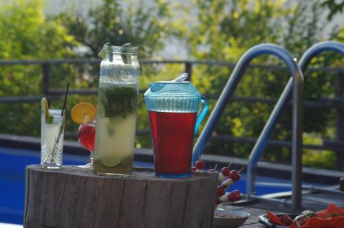 two drinks are sitting on a wooden table at Holidays Cà tassino in Urbino