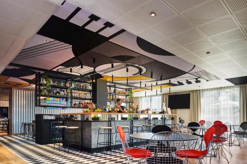Lounge atau bar di Ibis Montlhery Paris Sud