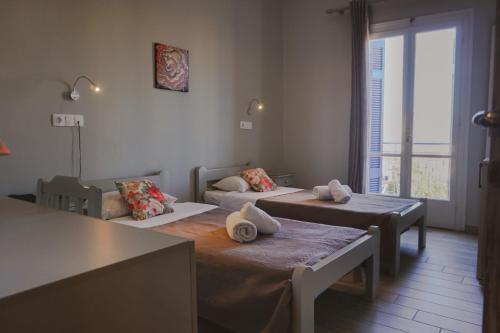 Postel nebo postele na pokoji v ubytování Aphrodite Art Hotel Aegina