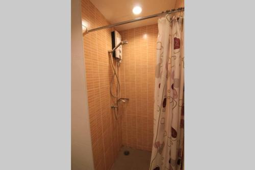 a bathroom with a shower with a shower curtain at Nice Condo near Ramkhamhaeng 60, Lam Sali MRT in Bangkok