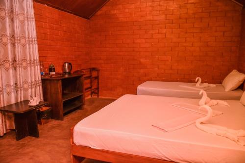 Postel nebo postele na pokoji v ubytování Cinnamon Village Sinharaja