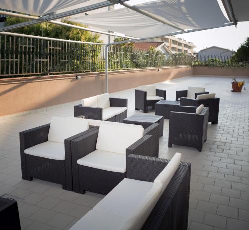 - un ensemble de chaises et de tables sur une terrasse dans l'établissement La casa del ciliegio - appartamento a Caserta, à Caserte