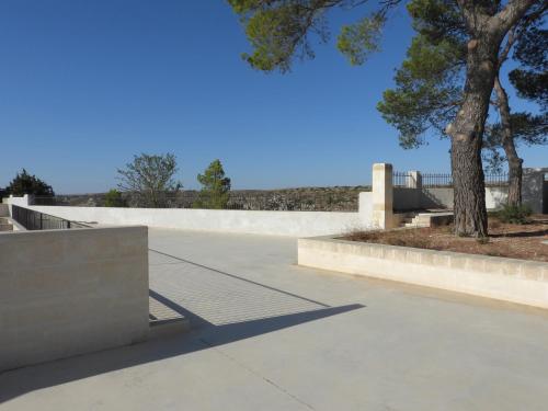 un parque de patinaje con una rampa y un árbol en Al Cappuccino Vecchio, en Matera