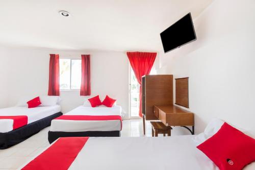 Posteľ alebo postele v izbe v ubytovaní OYO Hotel Cedros