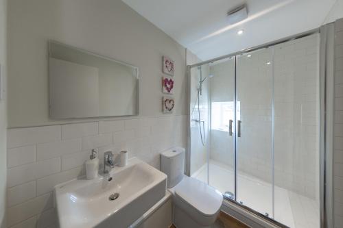 a bathroom with a toilet and a sink and a shower at Hereford City Centre - Apartment 9, Isabella House - Modern Apartment In The Heart of The City - Sleeps 4 Guests - Hosted by RENTMYHOUSE in Hereford
