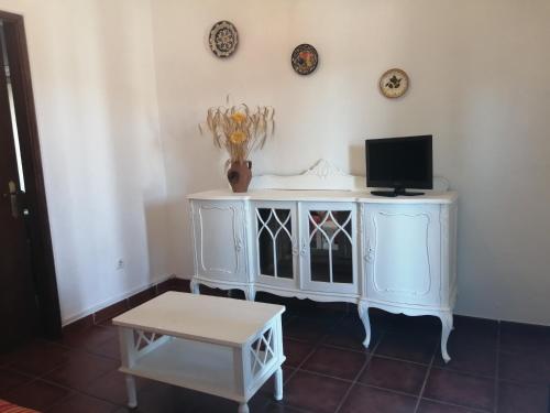 ein weißer Schrank mit einem TV darüber in der Unterkunft Casas da Saibreira - nº9 in Elvas