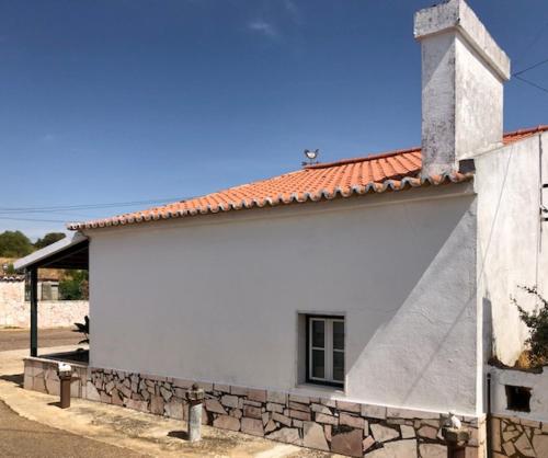 een wit gebouw met een rood dak bij Casas da Saibreira - nº9 in Elvas