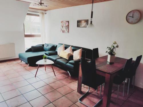sala de estar con sofá y mesa en Ferienwohnung Versteeg am Winkelschen Busch, en Kevelaer