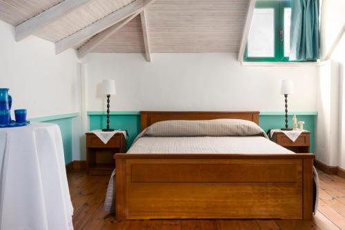 Postel nebo postele na pokoji v ubytování Vasilikos Garden Suites