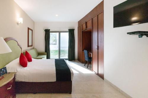 um quarto de hotel com uma cama e uma janela em Capital O Hotel Vitale em León