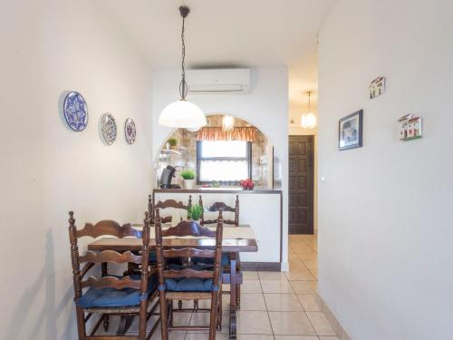 - une cuisine et une salle à manger avec une table et des chaises dans l'établissement Holiday Home Porto Fino by Interhome, à Empuriabrava