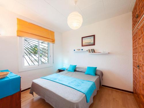 エンプリアブラバにあるHoliday Home Noguera by Interhomeのベッドルーム(ベッド1台、窓付)