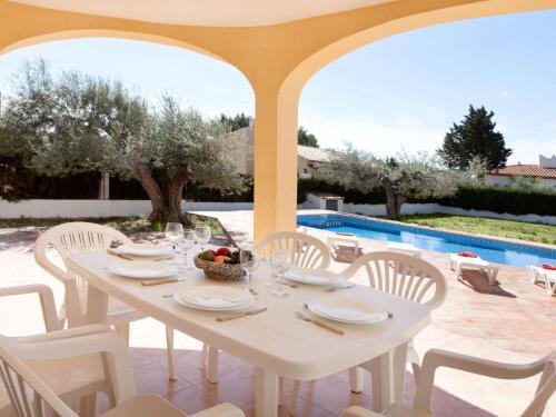 Bazén v ubytování Villa Villa Cala Llenya by Interhome nebo v jeho okolí