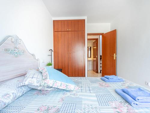 エンプリアブラバにあるApartment Port Banyuls-2 by Interhomeのベッドルーム(青い枕の大型ベッド1台付)