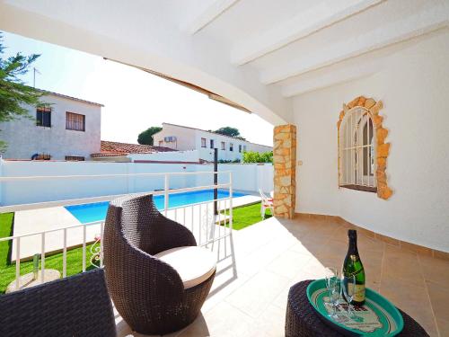 eine Terrasse mit einem Tisch und einer Flasche Wein in der Unterkunft Holiday Home Alberes by Interhome in Empuriabrava