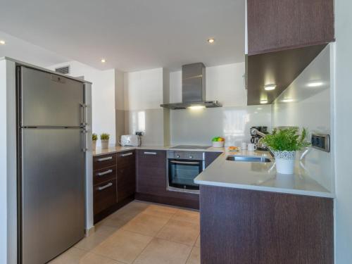 Η κουζίνα ή μικρή κουζίνα στο Apartment Del Port-5 by Interhome