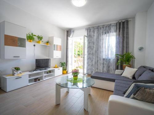 - un salon avec un canapé et une table dans l'établissement Apartment by Interhome, à Jadranovo