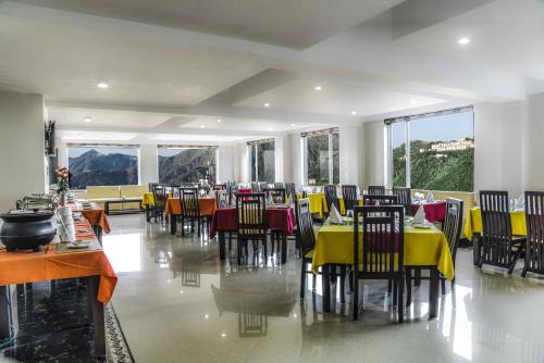 Um restaurante ou outro lugar para comer em Regenta Resort MARS Valley View Shoghi