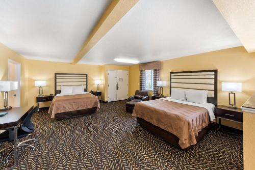 En eller flere senger på et rom på Quality Inn & Suites Capitola By the Sea