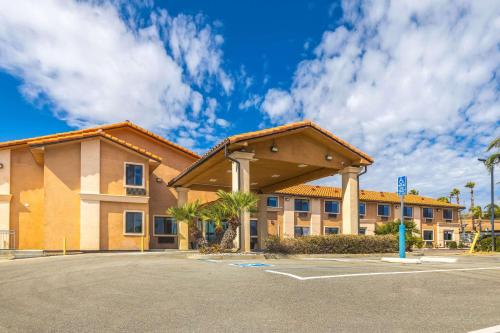 バニングにあるQuality Inn Banning I-10の前に駐車場がある大きな建物