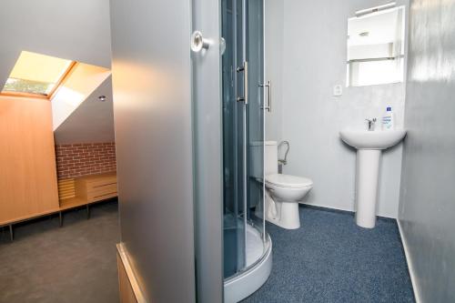 La salle de bains est pourvue de toilettes et d'un lavabo. dans l'établissement A perfect option for people who want to enjoy their stay in Kosice, à Košice