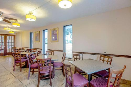 a dining room with tables and chairs and windows at Quality Inn & Suites Live Oak I-10 Exit 283 in Live Oak