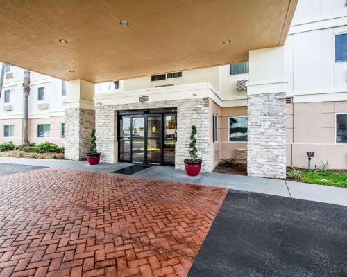 a brick driveway in front of a building at Quality Inn Plant City - Lakeland in Plant City