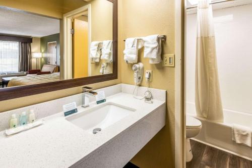 Phòng tắm tại Quality Inn National Fairgrounds Area
