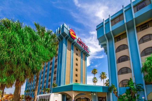 un hotel con un cartel en la parte delantera en Clarion Inn & Suites Miami International Airport, en Miami