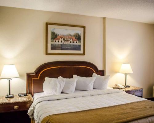 Quality Inn & Suites Pensacola Bayview tesisinde bir odada yatak veya yataklar