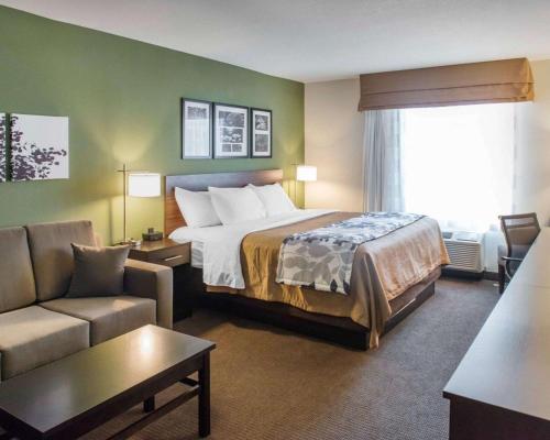 Säng eller sängar i ett rum på Sleep Inn & Suites Defuniak Springs
