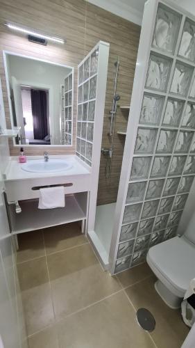 łazienka z umywalką, prysznicem i toaletą w obiekcie Hostal Málaga w mieście Arcos de la Frontera