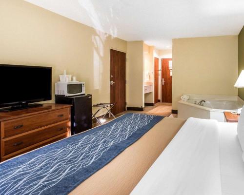 Katil atau katil-katil dalam bilik di Quality Inn Darien-North Brunswick