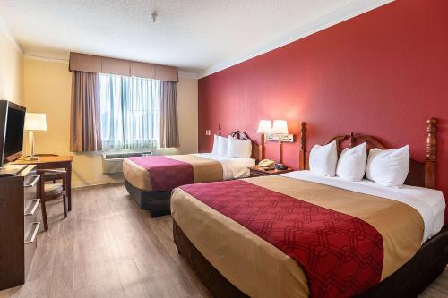 En eller flere senger på et rom på Econo Lodge Inn & Suites
