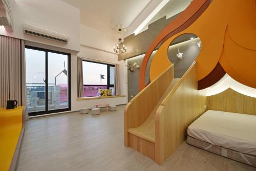 台南的住宿－台南溜小孩親子民宿，一间卧室,卧室内设有床和楼梯