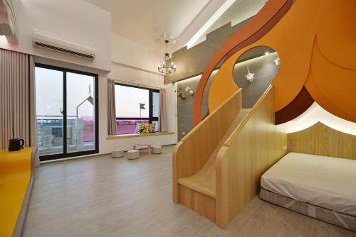 Rúm í herbergi á Tainan Lio Kid Family Homestay