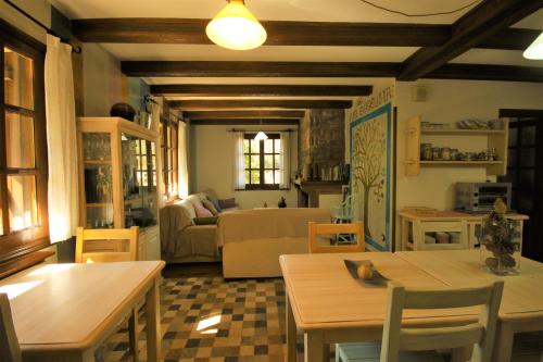 The lounge or bar area at Hotel Rural El Mirador de los Pirineos