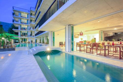 una piscina en una casa con una casa en Wabi Sabi Boutique Hotel - SHA Extra Plus, en Kamala Beach