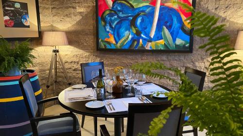 Un restaurante u otro lugar para comer en Imola Udvarház Dessert Hotel