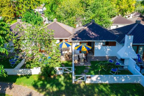 an aerial view of a house with umbrellas at Villaggio Los Nidos in Lignano Sabbiadoro