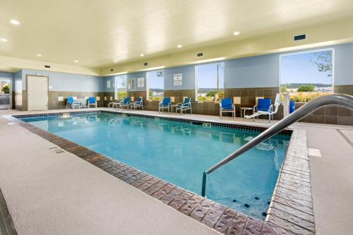 Bazén v ubytování Holiday Inn Express and Suites Sumner by IHG nebo v jeho okolí