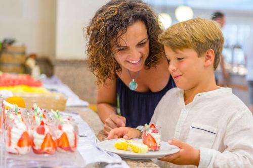 Гости Royal Son Bou Family Club