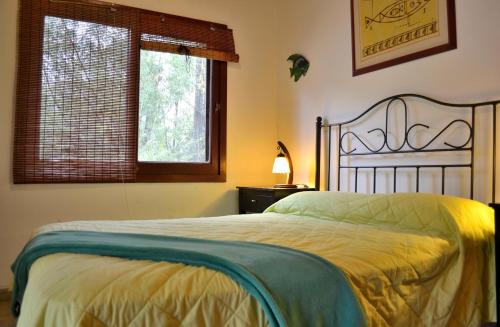 a bedroom with a bed and a window at Victoria Cabañas in Tigre