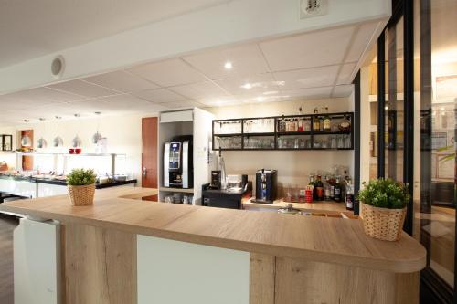 Ο χώρος του lounge ή του μπαρ στο Best Hotel Lyon - Saint Priest