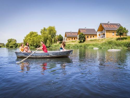 un groupe de personnes dans un bateau sur l'eau dans l'établissement Urlaub am Regen – Ferienhof Dirnberger, à Nittenau