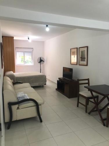 ein Wohnzimmer mit einem Sofa und einem Tisch in der Unterkunft Rua Dr. Diogo de Faria, 671 apto 24 in São Paulo
