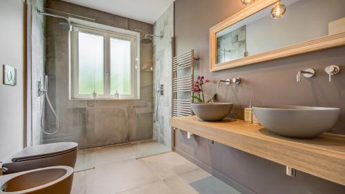 een badkamer met 2 wastafels en een douche bij Ca' Flor in Barbaresco