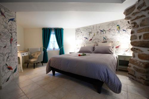 A bed or beds in a room at Le Clos Saint Lubin