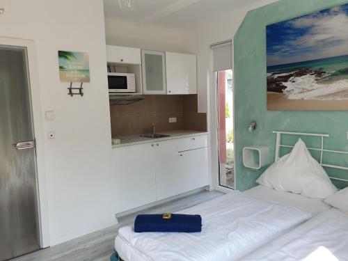 een kleine slaapkamer met een bed met een blauwe tas erop bij Apartmenthaus in Walle in Walle